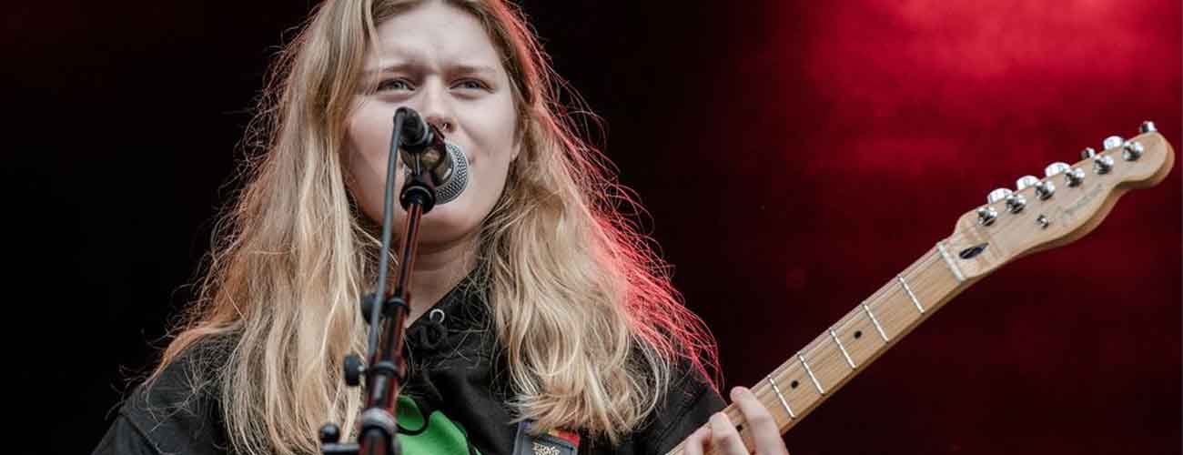 Girl In Red Billets & Places Best Ticket